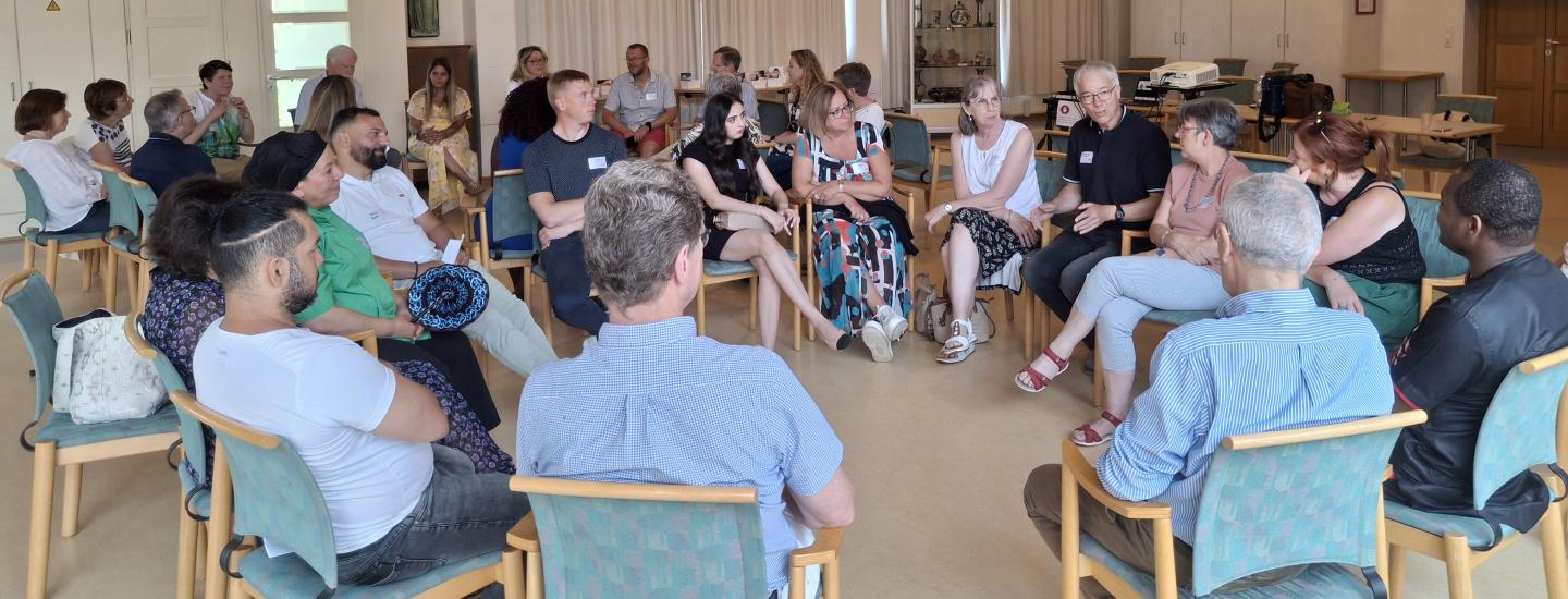 Les bénévoles en groupe de discussion